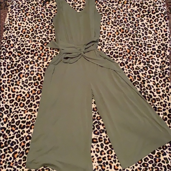 Time and Tru Pants - 🍀Spring Sage Green Capri Wide Leg Jumpsuit. (8-14)Elastic & Belted Waist.V-Neck